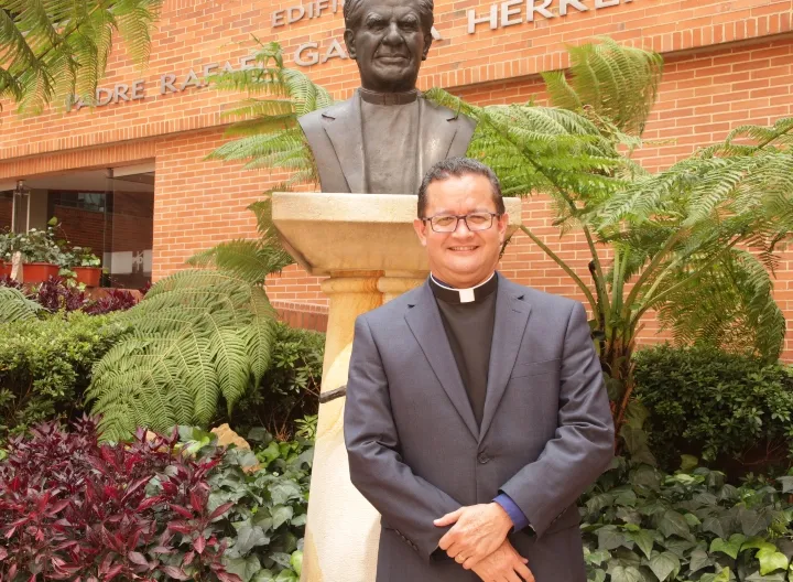 Columna del rector padre Harold Castilla Devoz, cjm, en el diario La República