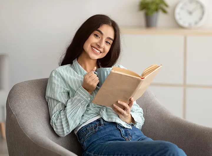 Estudiante leyendo libro
