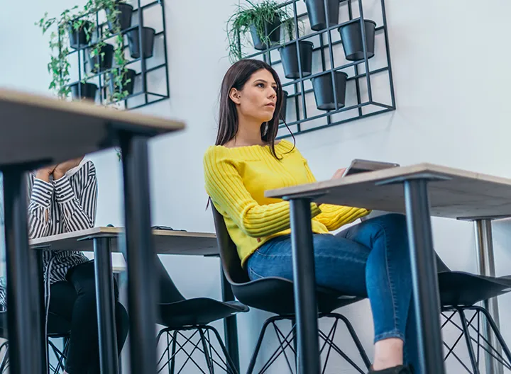 estudiante en escritorio