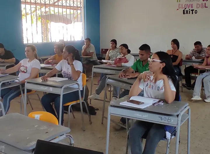 Estudiantes del programa Técnico Laboral por competencias en Seguridad en el Trabajo se encuentran en salón de clases.