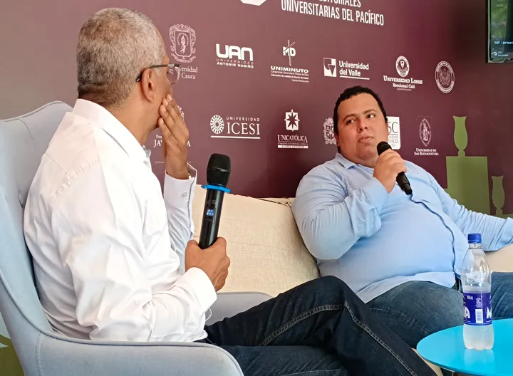 David Alejandro Valencia, docente de la Rectoría Suroccidente y editor junior de la revista Práxis Pedagógica en la Feria del Libro Cali