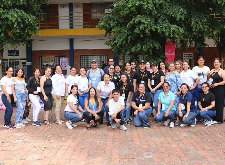 Foto grupal de todos los emprendedores que participaron de la Feria de Emprendimiento