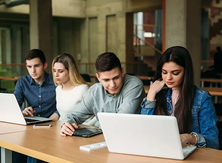 estudiantes con computadores
