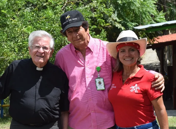 Padre Diego Jaramillo y directivo SENA