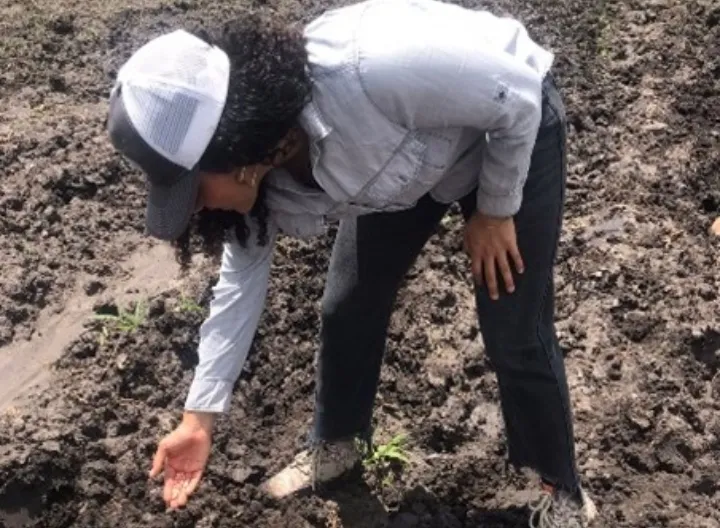 La practicante Erika De La Mancha en Agroparque