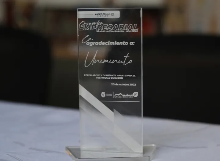 Reconocimiento que recibió UNIMINUTO Madrid por su apoyo y contante aporte para el desarrollo de Madrid. 