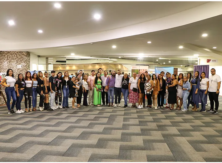 Foto grupal Ceremonia de Clausura y Certificación. Estudiantes, integrantes de UNIMINUTO, La Fundación Ayuda en Acción, Fundación PARES y PARCOMÚN.