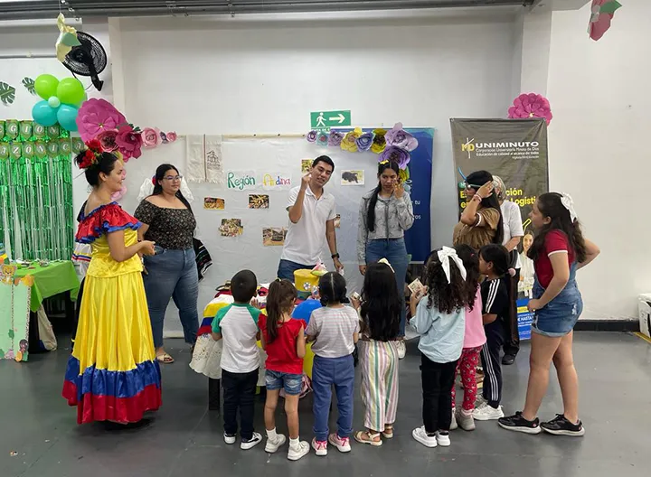 Estudiante y niños de Jardín Infantil