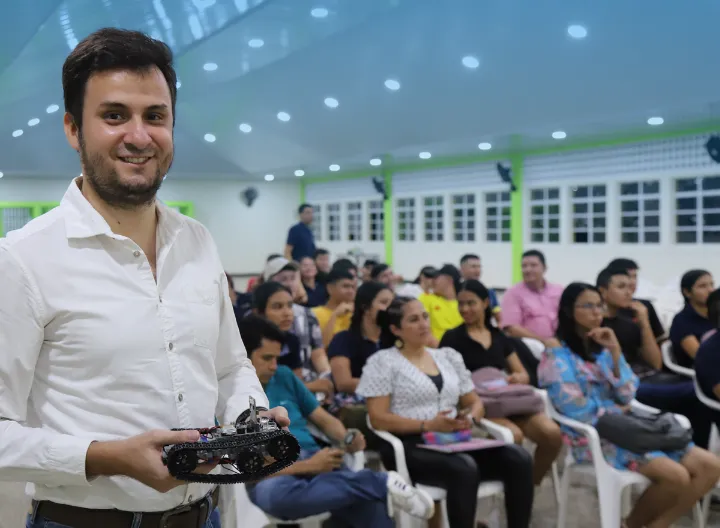 Profesor sosteniendo Robot 
