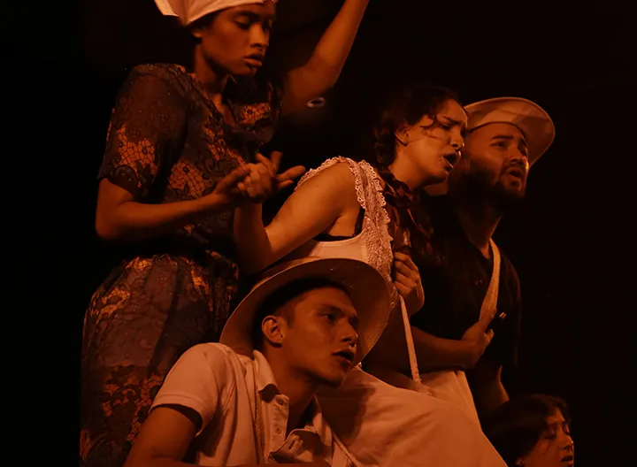 Estudiantes de instituciones de educación superior participando del festival de teatro.