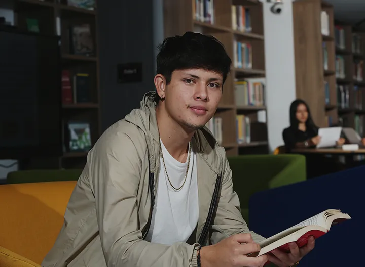 estudiante con libro en las manos