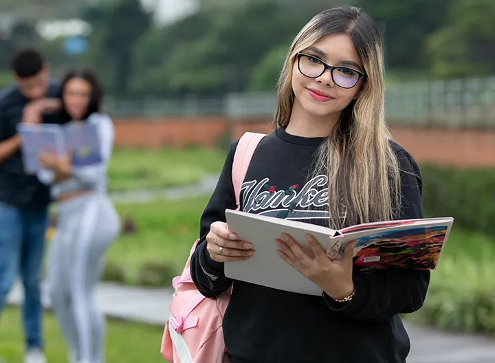 estudiante con libro en las manos