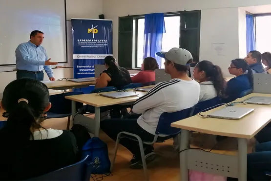 Presentación del Director del Centro regional frente a estudiantes.