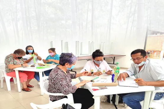 Grupo de trabajo de seis personas en el proyecto CTeI para la Guadua en Cundinamarca 