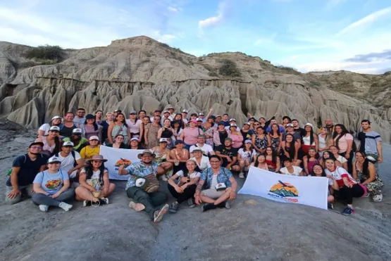 Grupo de personas en el desierto rojo y gris del hulia