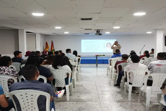 Estudiantes realizando taller 