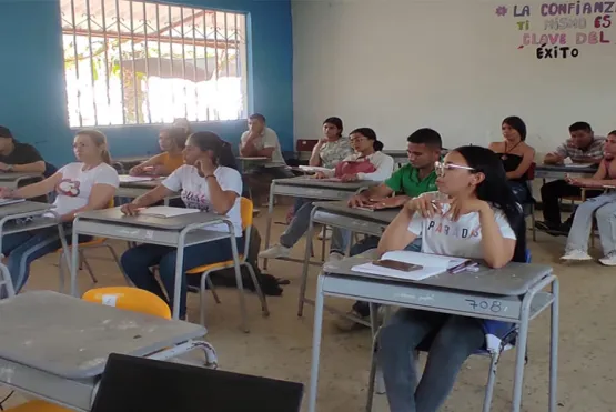 Estudiantes del programa Técnico Laboral por competencias en Seguridad en el Trabajo se encuentran en salón de clases.