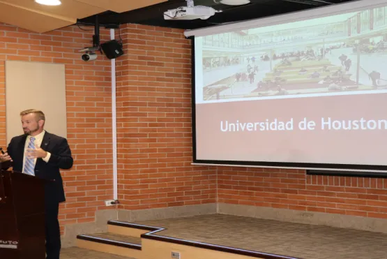 Conferencista hablándole al público