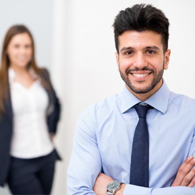 Hombre formal sonriendo