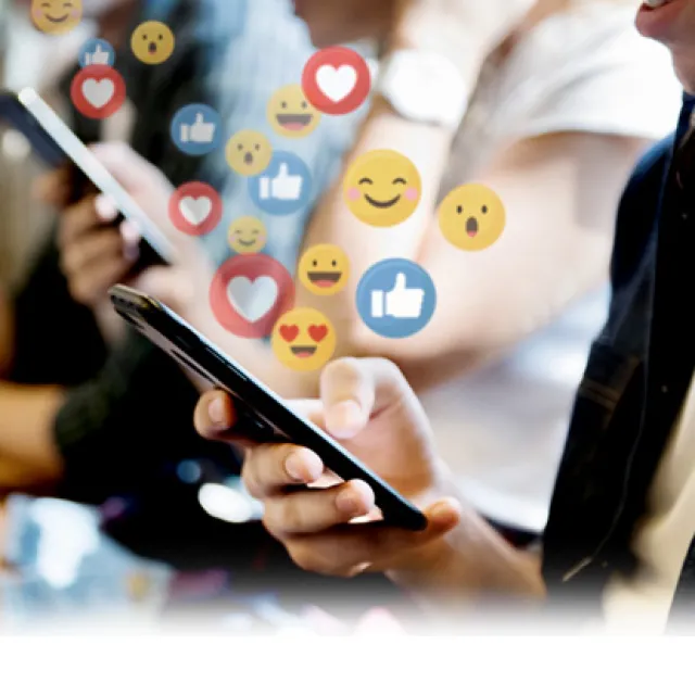 Persona usando celular