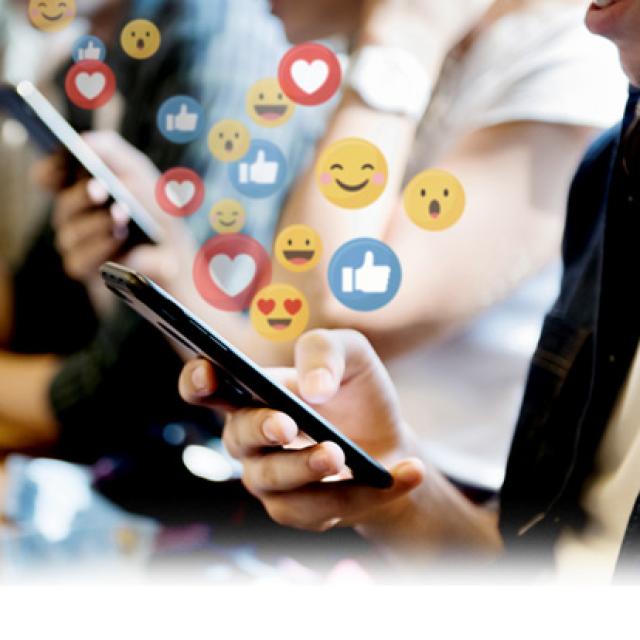 Persona usando celular