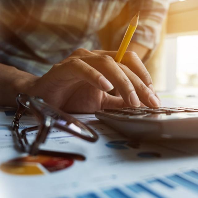 Persona usando calculadora