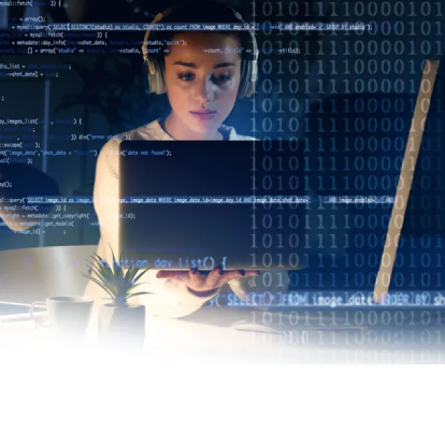 mujer programando