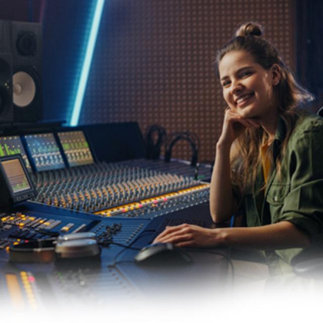 Mujer en estudio de audio