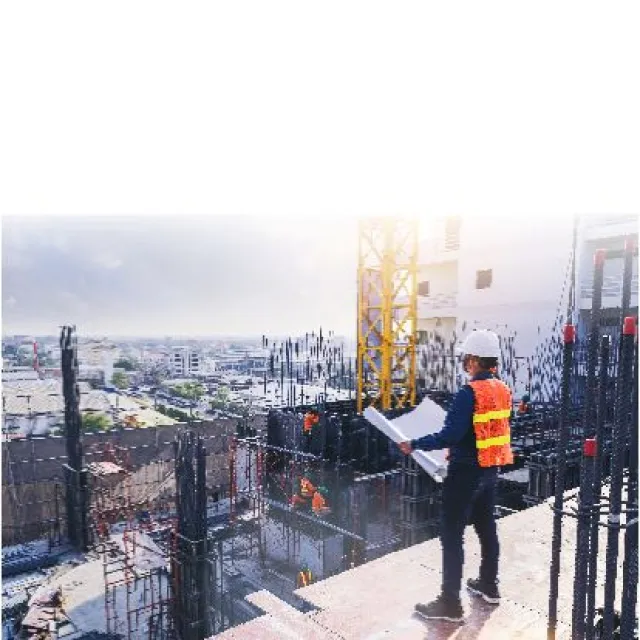 Mujer laborando en una constructora