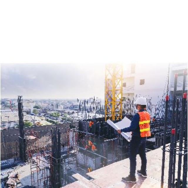 Mujer laborando en una constructora