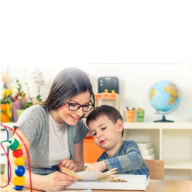 Profesor sonriendo en aula de clases