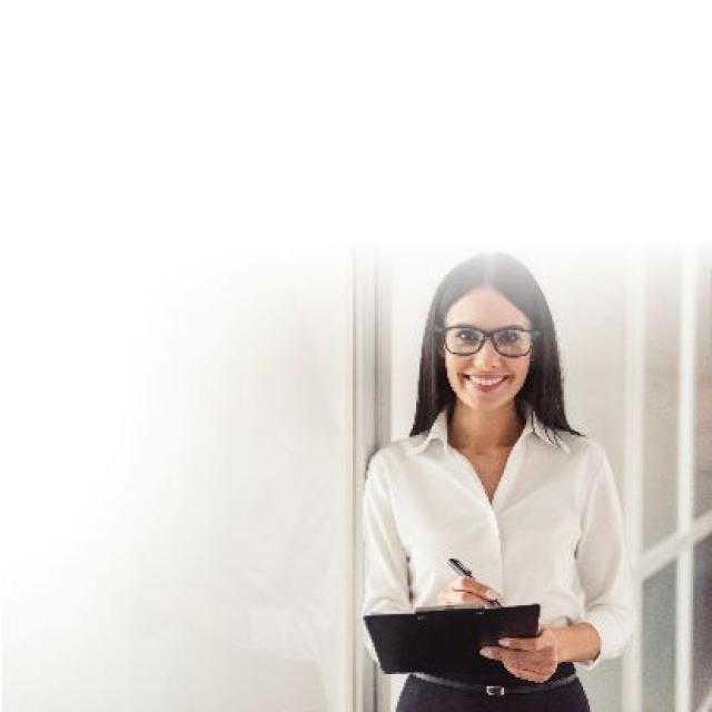 Mujer tomando nota programa Psicología