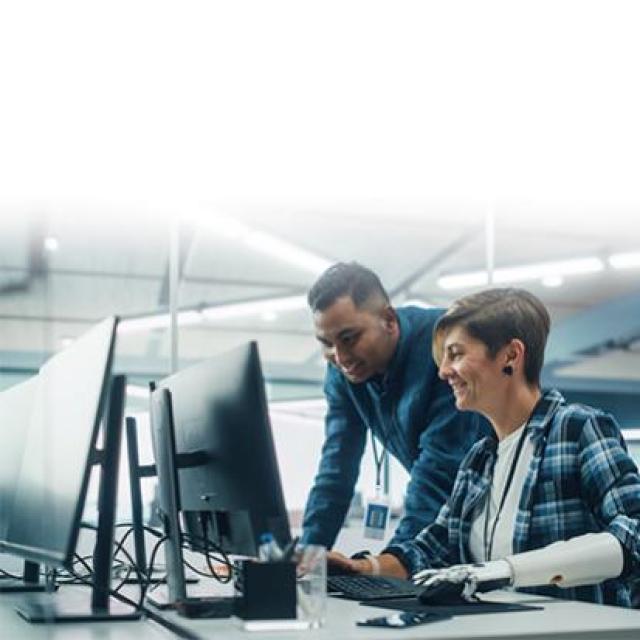 personas trabajando mirando una pantalla