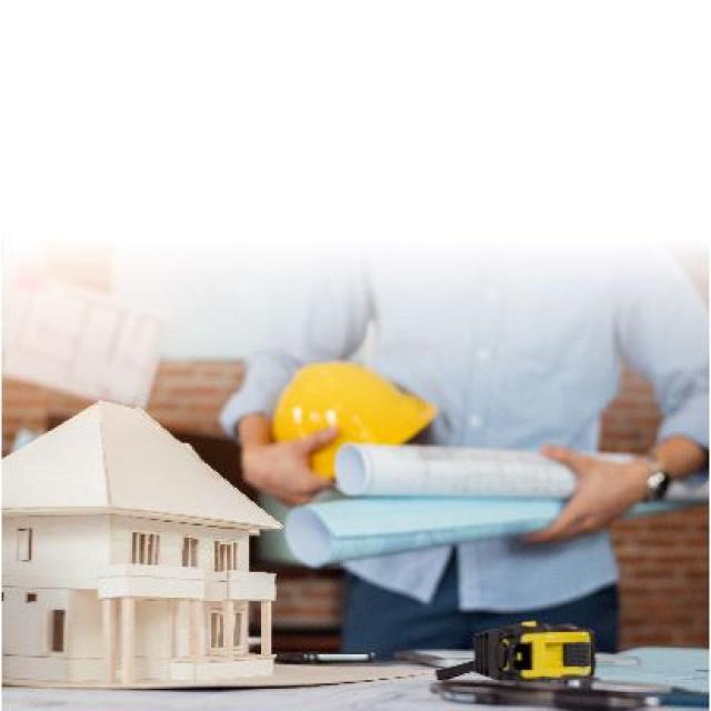 persona con planos y detras de una maqueta