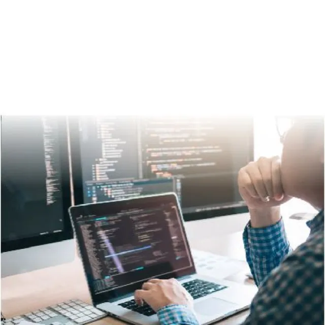 Persona tocando la pantalla de un un computador señalando lenguaje de programacion
