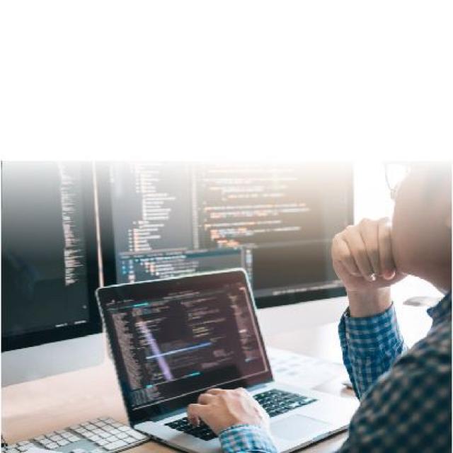 Persona tocando la pantalla de un un computador señalando lenguaje de programacion