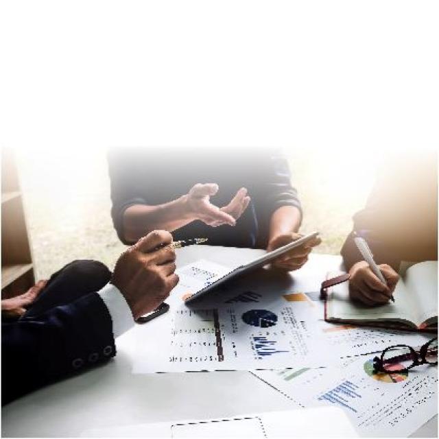 Manos sobre un escritorio con documentos