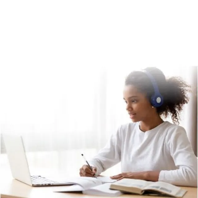 mujer-con-computador-y-audífonos.jpg