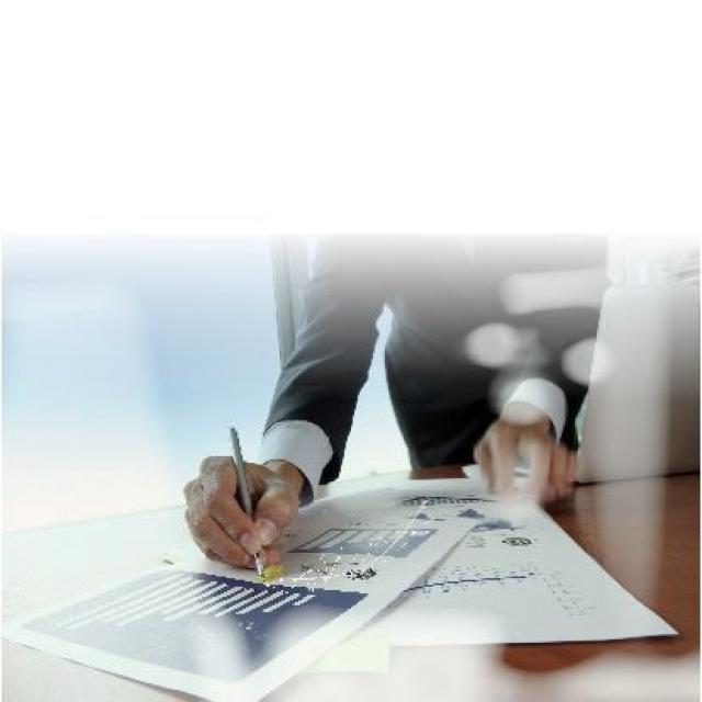 Hombre y mujer revisando documentos en una tablet