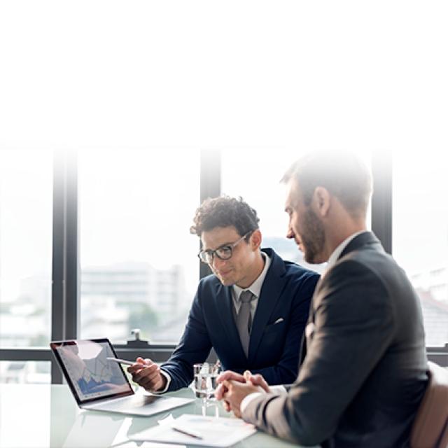 hombres-observando-computador