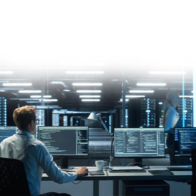 hombre-computadores-escritorio