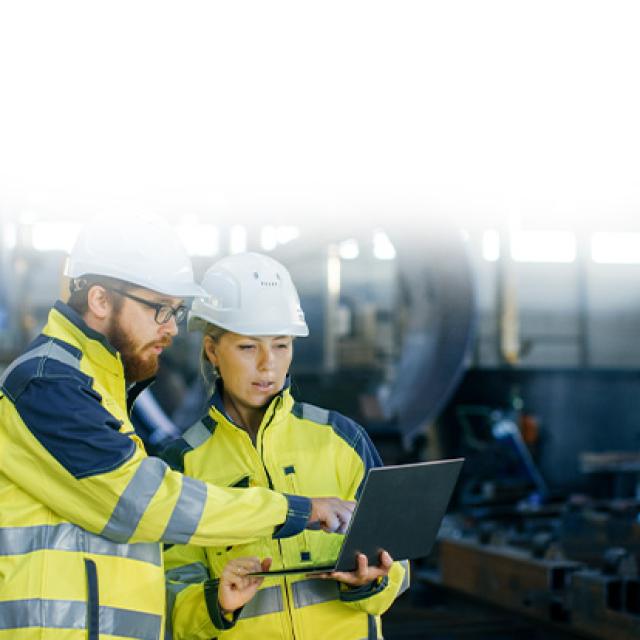 hombre-mujer-casco-computador