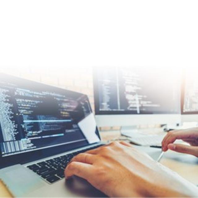 manos-computador-escritorio