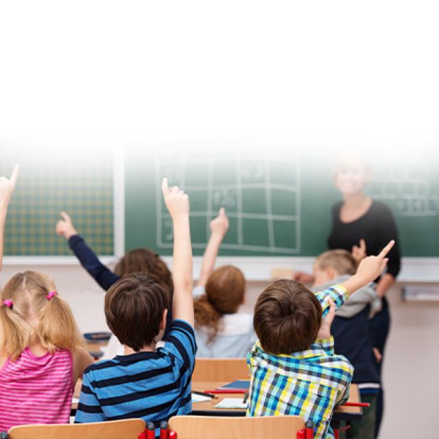 profesora-con-estudiantes