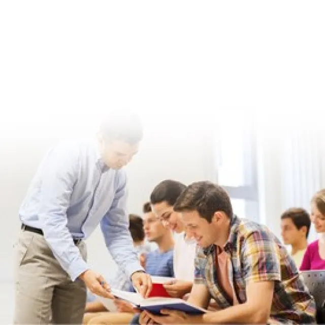 profesor-con-estudiantes