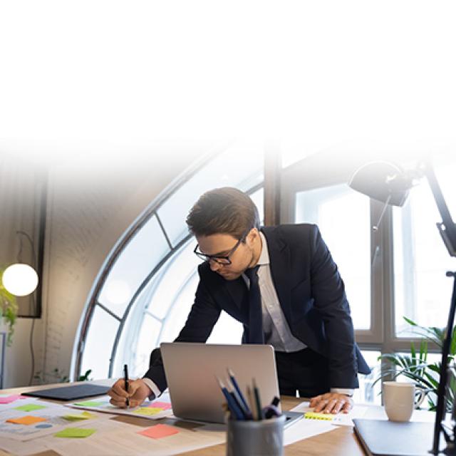 hombre-con-computador