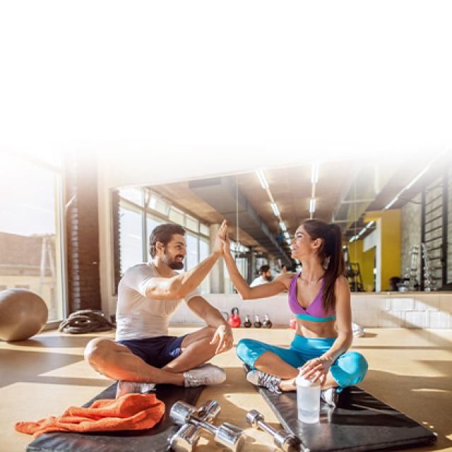 hombre-mujer-gimnasio-pesas