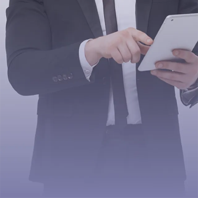 Hombre ejecutivo tablet