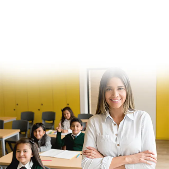 Profesora en salón con niños sentados en pupitres