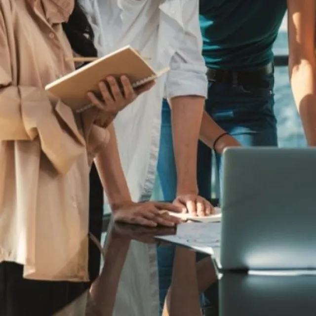 Personas organizando ideas en computador